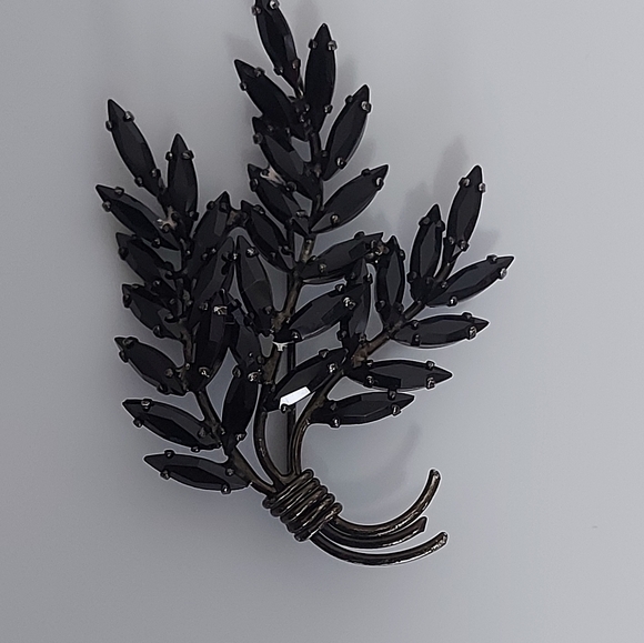 ❄️Sherman Hematite Japanned Brooch, Swarovski Crystals, Rare Sherman Brooch - Picture 3 of 6